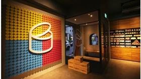 ▲店內的超大罐頭藝術裝置品，是不少人到店內必拍的打卡點！繽紛的色塊，帶著大罐頭的圖樣，跟著mr.kanso進入罐頭的異想世界吧。（圖／業者提供）