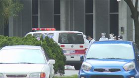 諾富特飯店主管染疫　飯店淨空人員撤出（1）華航機師染疫案延燒，諾富特華航桃園機場飯店有主管染疫，目前已進行淨空作業，人員陸續撤出；飯店清空後將展開消毒並靜置14天以上。中央社記者葉臻攝   110年4月29日