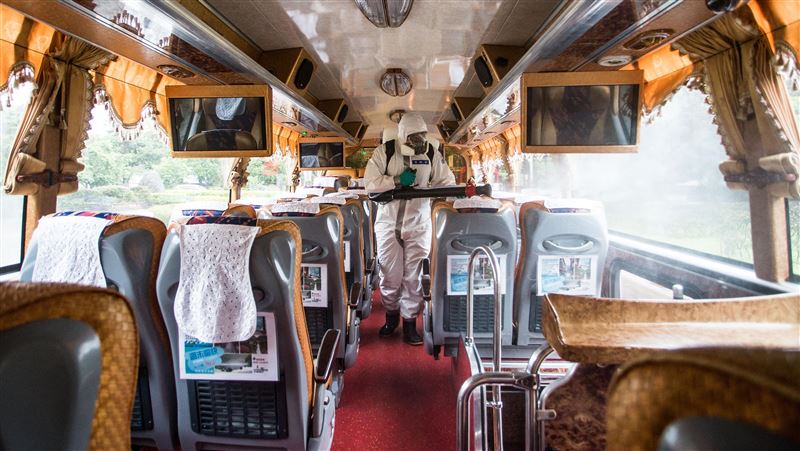 機師染疫案擴大　化學兵消毒接駁車輛