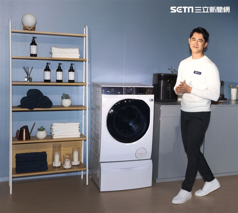 日前身體微恙的吳慷仁康復後出席伊萊克斯洗衣機發表會。（記者邱榮吉/攝影）