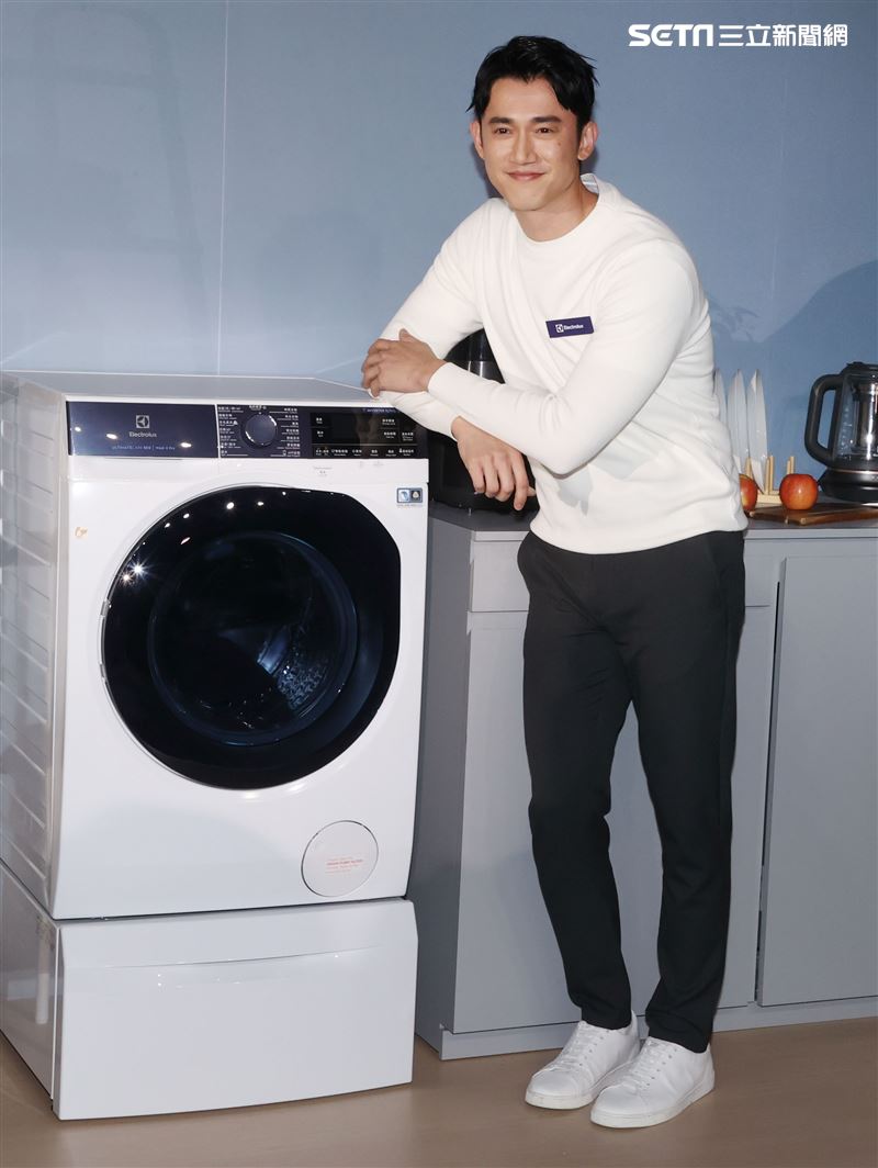 日前身體微恙的吳慷仁康復後出席伊萊克斯洗衣機發表會。（記者邱榮吉/攝影）