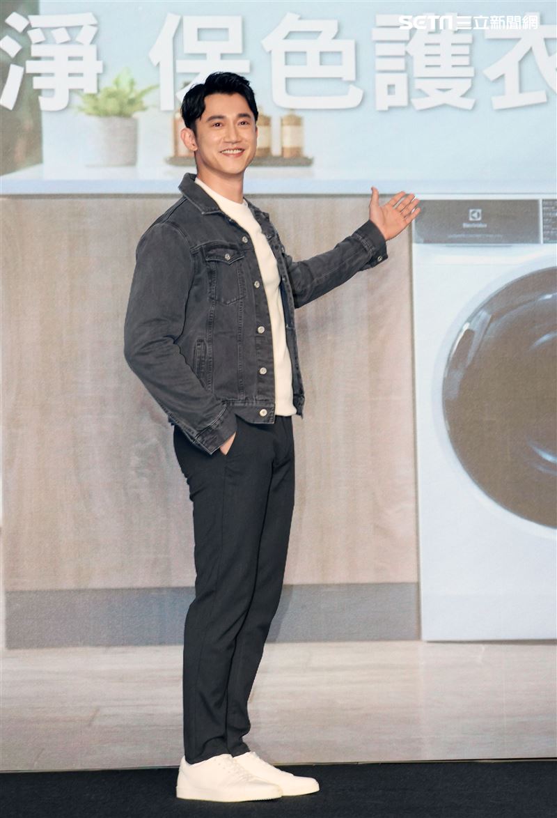 日前身體微恙的吳慷仁康復後出席伊萊克斯洗衣機發表會。（記者邱榮吉/攝影）