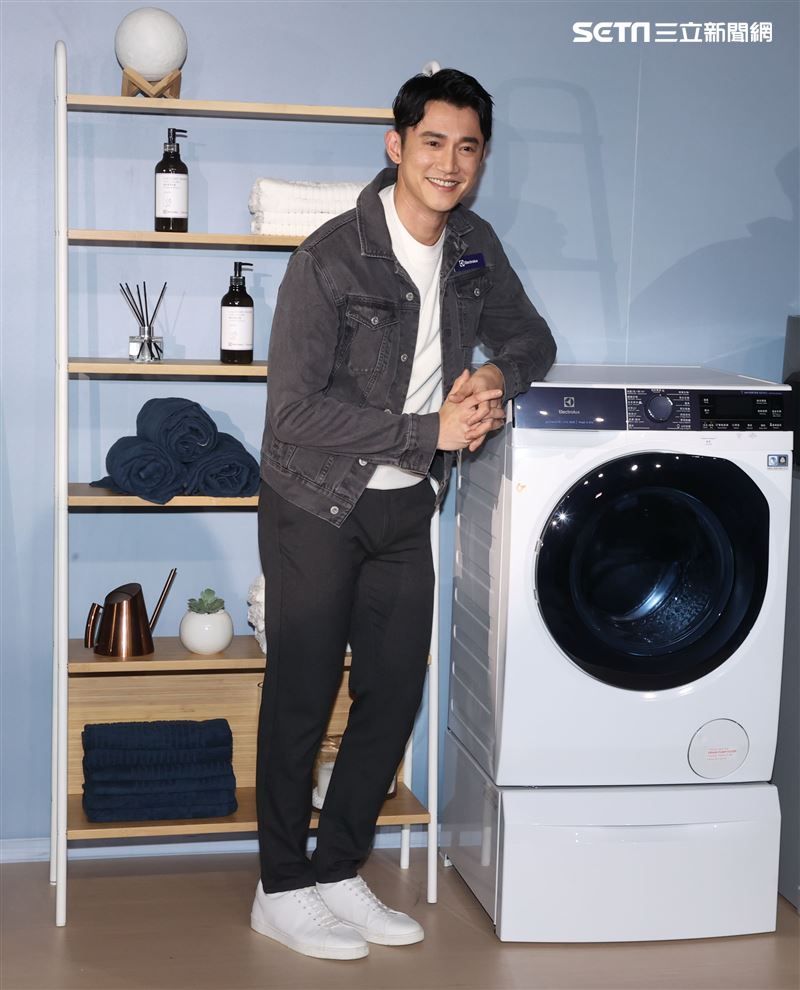 日前身體微恙的吳慷仁康復後出席伊萊克斯洗衣機發表會。（記者邱榮吉/攝影）