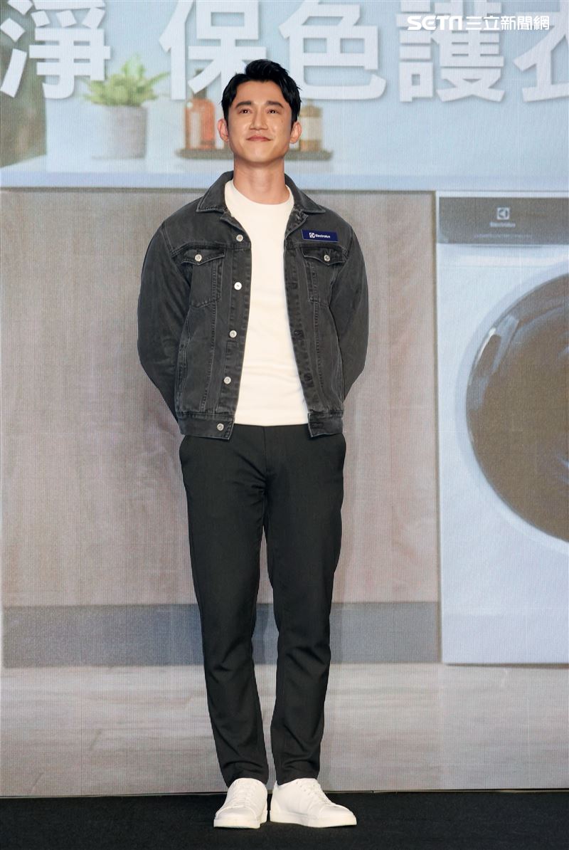 日前身體微恙的吳慷仁康復後出席伊萊克斯洗衣機發表會。（記者邱榮吉/攝影）