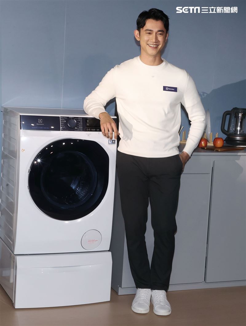 日前身體微恙的吳慷仁康復後出席伊萊克斯洗衣機發表會。（記者邱榮吉/攝影）