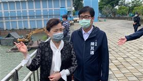 王美花、陳其邁視察高屏堰抗旱水井鑿井工程經濟部長王美花（前左）29日上午與高雄市長陳其邁（前右）等人視察高屏堰鑿井工程，並聽取相關水情簡報，王美花會後受訪時表示，中央及地方會合作抗旱，開發水源也努力進行水源調度。中央社記者王淑芬攝　110年4月29日