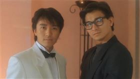 周星馳（左）與劉德華演出《整人專家》時竟遇上毛骨悚然的靈異事件。（圖／整人專家劇照）