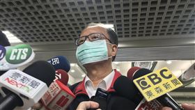 黑衣人砸中崙派出所影像遭刪  陳嘉昌：自請處分台北市警察局松山分局中崙派出所遭黑衣人闖入砸電腦，監視影像疑遭刪除，分局長和正、副所長下台。市警局長陳嘉昌（圖）28日受訪表示，松山警分局發生這樣事，他感到心情沉痛、遺憾，會自請處分，任何處分都接受。中央社記者劉建邦攝  110年4月28日