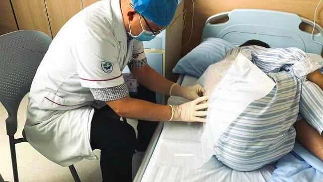 20歲妹突半身麻痺！一看腦袋長蟲了