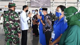 印尼政府承諾全力照顧潛艦罹難官兵家屬印尼KRI Nanggala 402潛艦21日演習時沉入海底，53名官兵罹難。總統佐科威（左2）29日慰問家屬，並承諾全力照顧潛艦罹難官兵家屬。東爪哇海軍基地掛出KRI Nanggala 402潛艦為印尼永恆巡航的布條，向罹難官兵致敬。（印尼總統府提供）中央社記者石秀娟雅加達傳真  110年4月29日