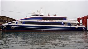 楊鎮浯：非要無條件復航小三通　縣府有充分規劃金門縣長楊鎮浯29日表示，所謂的小三通復航並不是無條件或沒有管制的復航，無論人員、班次或檢疫管制作為，金門縣政府都有充分規劃，期盼中央能明確回應。。圖為110年4月3日小三通船舶停泊在水頭碼頭。中央社記者黃慧敏攝　110年4月29日