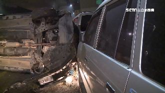 疲勞駕駛自撞安全島　車身側翻90度