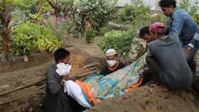 印度破1800萬確診！25年挖墳工不穿防護衣（圖／路透社／達志影像）