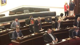 美國北卡州參議會聲明 支持台灣參與WHA美國北卡羅來納州參議會美東時間27日通過跨黨派聲明，支持台灣參與即將舉行的世界衛生大會（WHA）。圖為提案議員亞歷山大（中間站立者）宣讀聲明。（駐亞特蘭大辦事處提供）中央社記者江今葉華盛頓傳真  110年4月30日