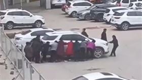 為了跳廣場舞　中國大媽竟集體推車挪空間 圖／翻攝自微博