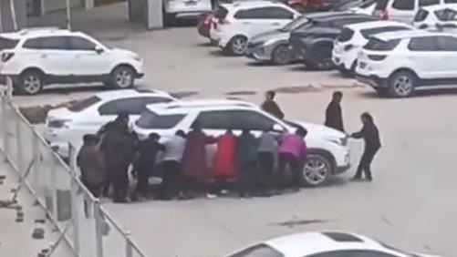 為了跳廣場舞　大媽徒手移走轎車