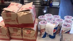 10份肯德基餐點堆成山！客人「不買帶子」　外送哥傻眼（圖／翻攝自外送的奇聞怪事 臉書）