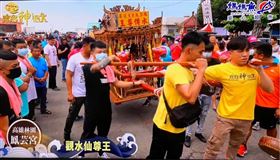 ▲主持人大堡、志豪一同扛水僊尊王神轎。（圖／寶島神很大）