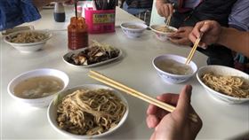 滷味、小菜、麵攤。