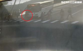 奪命畫面曝！公車下坡直衝撞輾資優生