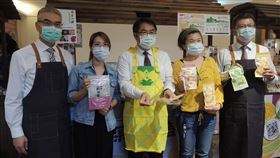 黃偉哲赴台中行銷台南果乾2021台南果乾節系列活動持續展開，台南市長黃偉哲（中）30日到台中大遠百出席「台南果乾嗑」活動，為台南果乾產品行銷。中央社記者郝雪卿攝　110年4月30日