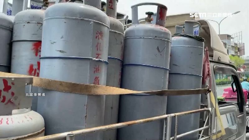 貨車斗掉2瓦斯桶　險遭混凝土車輾過