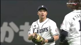 吳念庭一壘守備。(圖／翻攝自Eleven Sports TAIWAN)
