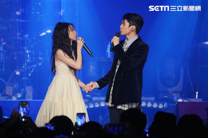 戲劇女神邵雨薇舉行《時光暫停》演唱會，林柏宏現身當嘉賓，一起合唱《私奔到月球》。（圖／記者楊澍攝影）