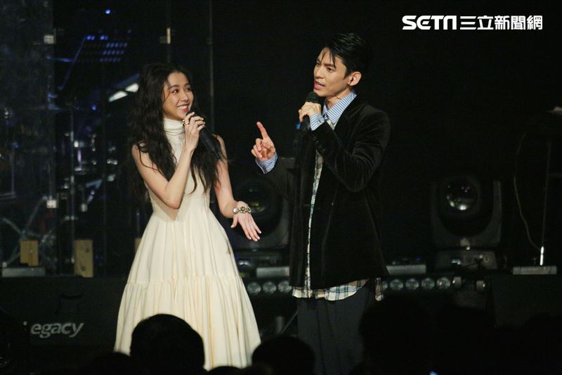 戲劇女神邵雨薇舉行《時光暫停》演唱會，林柏宏現身當嘉賓，一起合唱《私奔到月球》。（圖／記者楊澍攝影）