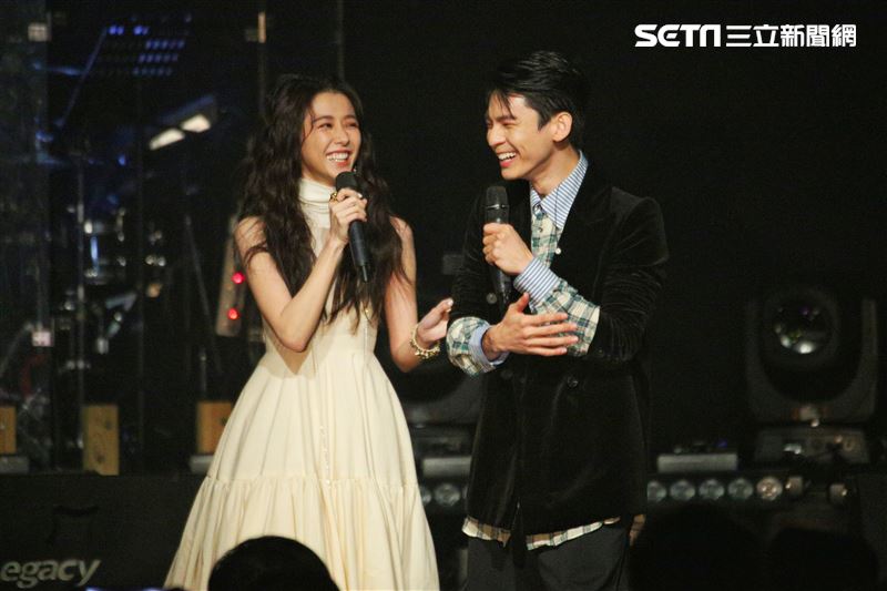 戲劇女神邵雨薇舉行《時光暫停》演唱會，林柏宏現身當嘉賓，一起合唱《私奔到月球》。（圖／記者楊澍攝影）