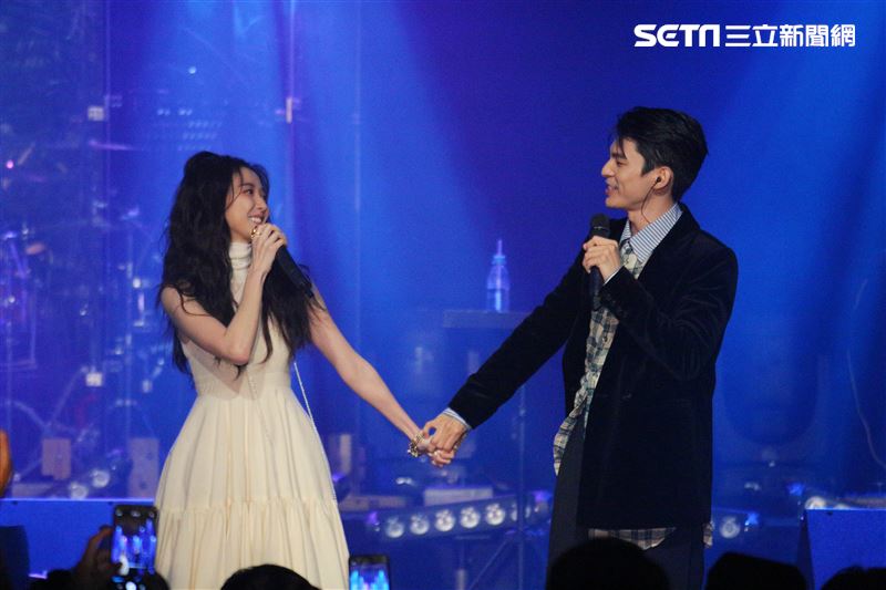 戲劇女神邵雨薇舉行《時光暫停》演唱會，林柏宏現身當嘉賓，一起合唱《私奔到月球》。（圖／記者楊澍攝影）