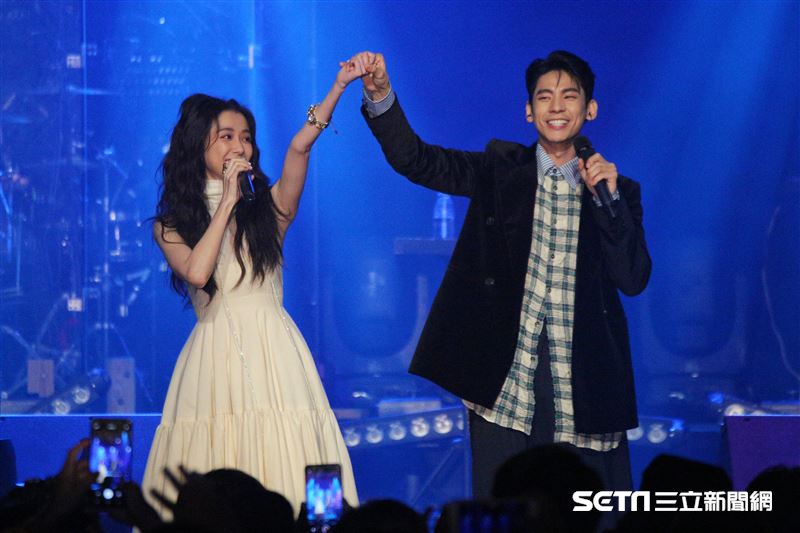 戲劇女神邵雨薇舉行《時光暫停》演唱會，林柏宏現身當嘉賓，一起合唱《私奔到月球》。（圖／記者楊澍攝影）