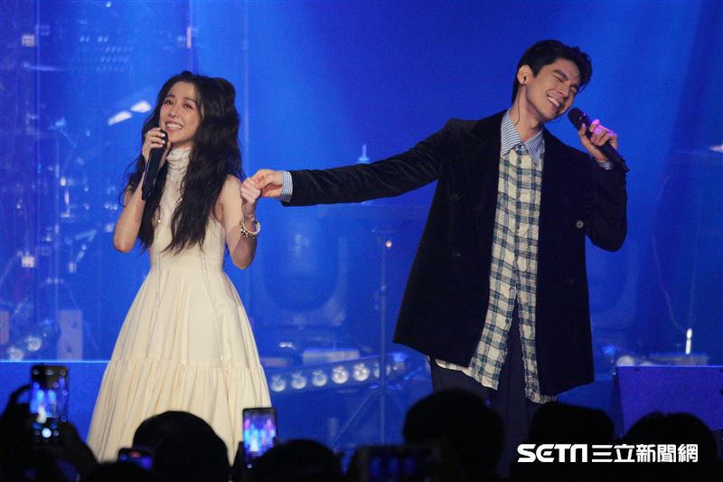 戲劇女神邵雨薇舉行《時光暫停》演唱會，林柏宏現身當嘉賓，一起合唱《私奔到月球》。（圖／記者楊澍攝影）