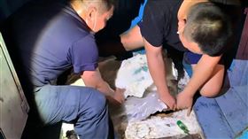 海巡查獲漁船船艙密室夾藏私菸（2）海巡署南部分署與警方成立專案小組，經多天跟監埋伏，30日上午持搜索票前往高雄臨海新村漁港對漁船「泰吉興」號及停泊碼頭的「常興」號發動搜索，查獲船艙密室內夾藏大量私菸。（海巡署南部分署提供）中央社記者洪學廣傳真  110年4月30日