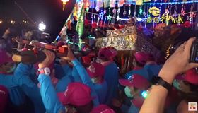 ▲眾人湧進恭迎海巡媽祖。（圖／寶島神很大）