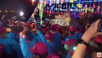 10萬人湧進高雄迎海巡媽！空拍超美