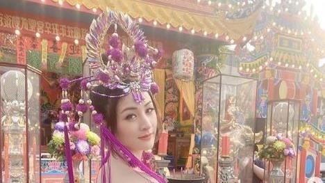 宮廟禮生脫了　上下全開美胸晃到暈船