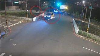 雙載機車撞上小黃　2男噴飛畫面驚悚