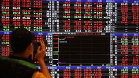 台股開紅盤一度衝破16300點創新高（2）台北股市17日開盤大漲395.05點，加權股價指數為16197.45點，成交金額新台幣181.92億元。中央社記者張新偉攝  110年2月17日