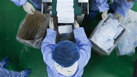 2019冠狀病毒疾病疫情催生中國「口罩經濟」，口罩企業在兩個月內新增近9000家，每日總產能達2億片，但也引發產能過剩的隱憂。圖為北京一家生物科技公司3月引進一次性成型口罩生產機，每分鐘可生產500只口罩。（圖／中新社提供）
