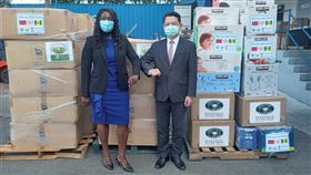 聖文森火山爆發  邁阿密經文處送物資度難關邁阿密經文處長紀欽耀（右）與當地僑界籌集物資，援助聖文森境內因火山爆發的受災民眾。物資由聖露西亞駐邁阿密總領事尚恩（左）代表聖文森政府接受。（邁阿密經文處提供）中央社記者江今葉華盛頓傳真  110年5月1日