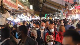 大封鎖前夕 土耳其人上巿場採買土耳其29日晚間開始防疫封鎖17天半，許多民眾趕在宵禁前赴安卡拉舊城區烏魯斯的傳統巿場採買。中央社記者何宏儒安卡拉攝　110年4月30日