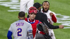 ▲艾瓦拉多（Jose Alvarado）投出三振後和打者史密斯（Dominic Smith）起口角，兩隊板凳清空。（圖／美聯社／達志影像）