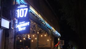 胡志明市啤酒屋越南再現COVID-19本土病例，為防範疫情進一步擴散，胡志明市4月30日下令全市酒吧、舞廳、KTV自當晚起暫停營業。圖為4月30日深夜胡志明市一家啤酒屋仍有零星客人進出。中央社記者陳家倫胡志明市攝  110年5月1日