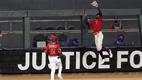 ▲巴克斯頓（Byron Buxton）沒收全壘打。（圖／美聯社／達志影像）