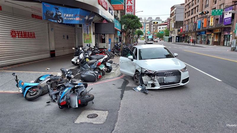 永和女駕車分心！　掃倒路邊12機車