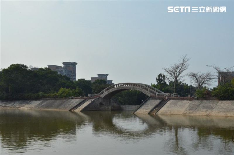 國立中正大學近日爆發嚴重的宿舍管理與收費爭議。多名住宿生投訴,校方將宿舍床位用螺絲鎖死導致無法清理床底,退宿時卻以「床底有垃圾」為由扣除1600元保證金;此外,校方遭控在學生抽完宿舍後才通知調漲下學期住宿費,且金額從原先7000多元暴漲至12000元左右。(圖/記者花芸曦攝影)