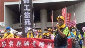 老礦工加入勞工遊行　訴求政府照顧老年生活五一勞工大遊行1日登場，超過百名來自基隆、瑞芳、平溪等地的老礦工集結加入遊行隊伍，他們在遊行前戴起頭燈，先在立法院群賢樓前集結，高喊「能源危機日夜拚，阮ㄟ故事誰人聽」口號，要求政府聆聽他們的訴求。中央社記者吳欣紜攝  110年5月1日