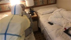 日本防疫人員替麥文達採檢日本政府派出防疫人員，上船替麥文達採檢。（麥家碩提供）中央社　109年3月29日