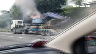 怪手國道突起火　拖板車停路肩求救